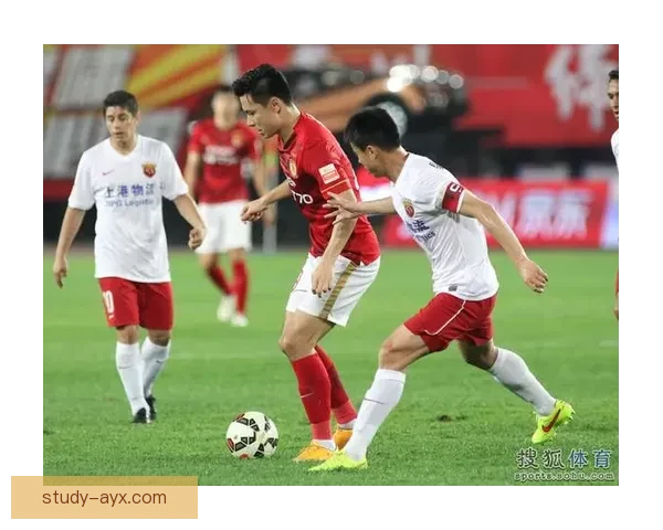 中国足球联赛激战正酣 广州恒大与上海上港力争榜首争夺战 中国足球联赛激战正酣 广州恒大与上海上港力争榜首争夺战