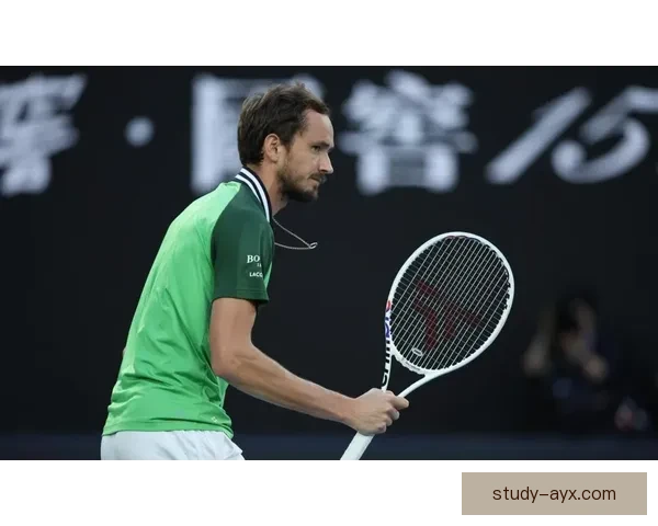 梅德韦杰夫逆转战胜阿尔卡拉斯首度夺得上海网球大师赛冠军